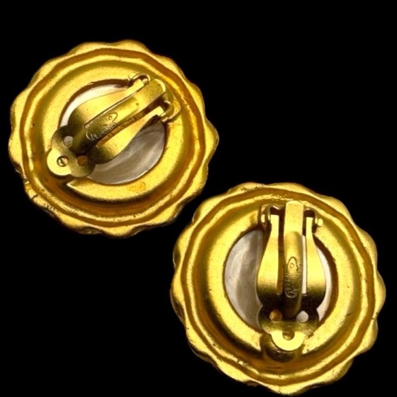 Vintage Ellen Designs Faux Button Pearl Gold Clip On Rope Disc Earrings - Picture 3 of 4